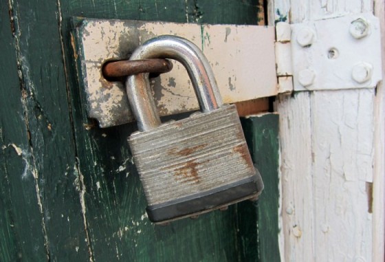 ओलम्पिक कमिटीको भवनमा लागेको ताल्चा